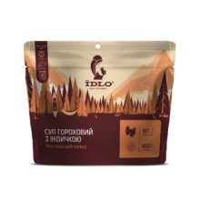 Активная одежда и обувь для походов, туризма и путешествий на фоне гор и природы для онлайн магазина спортивных товаров IDLO с супом из гороха и индейки