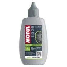 Масло для цепи MOTUL Chain Lube Dry 100 мл на фоне одежды и обуви для активного отдыха, походов и путешествий в интернет-магазине спортивных товаров